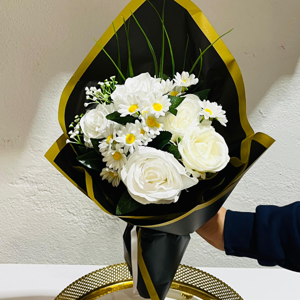 Erzurum Çiçek Siparişi - Beyaz Gül ve Papatya Buket Aranjman